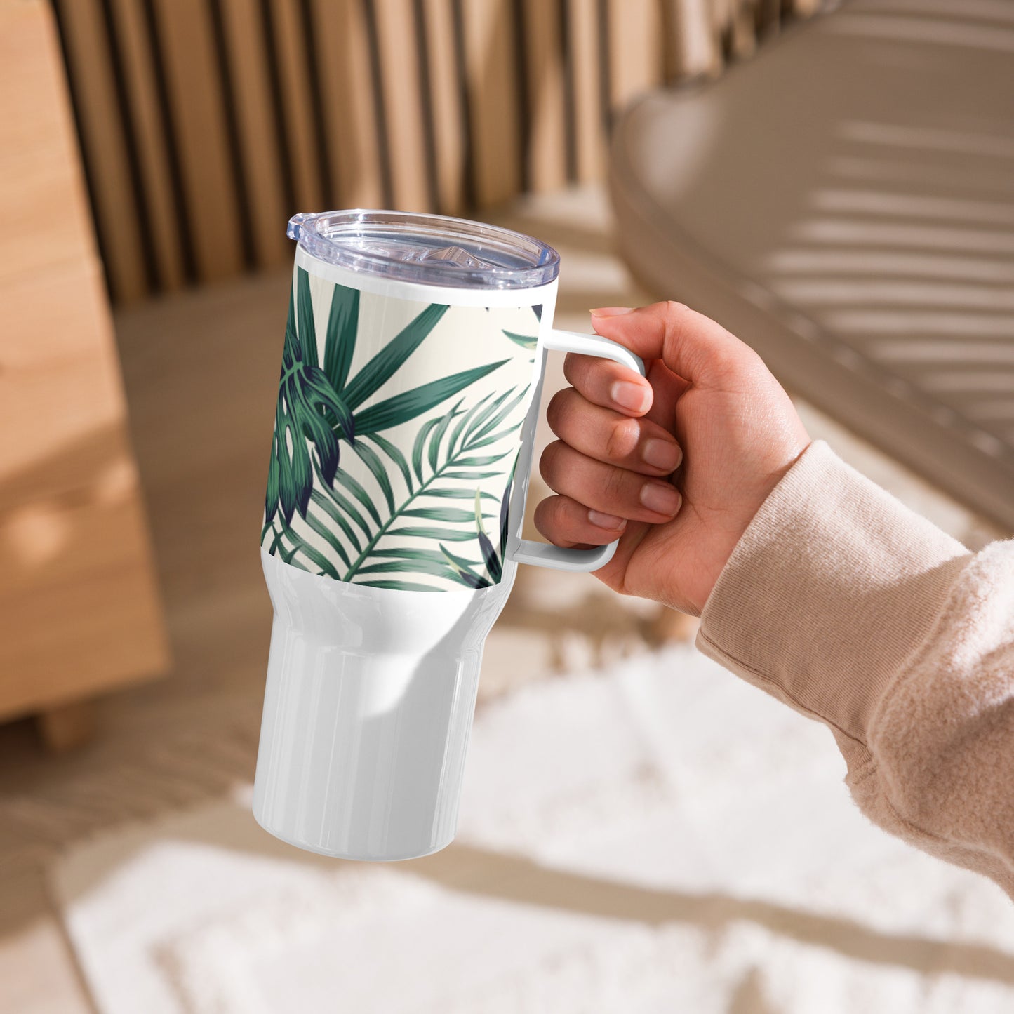 Travel mug with a handle